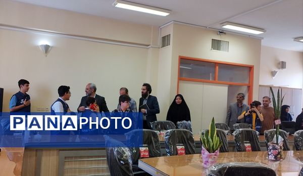 نشست صمیمانه فرماندار اصفهان با دانش آموز خبرنگاران پانای استان اصفهان به مناسبت روز خبرنگار