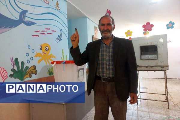 مشارکت حداکثری مردم شهیدپرور شهر تیتکانلو بخش خبوشان پای صندوق‌های رأی 