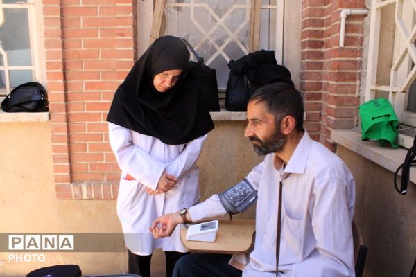 برپایی میز خدمت و ایستگاه پایش سلامتی توسط مراقبین سلامت مدارس