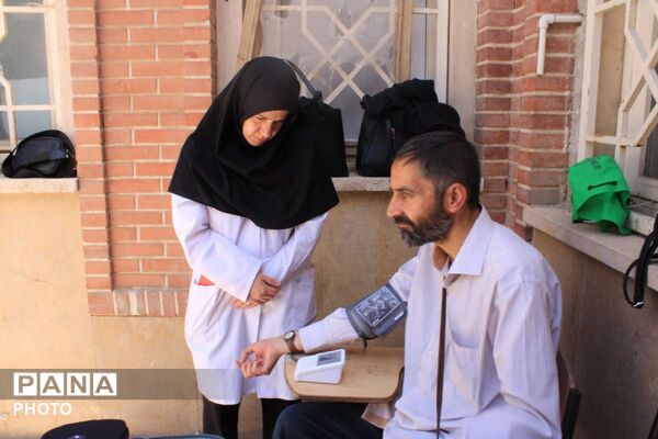 برپایی میز خدمت و ایستگاه پایش سلامتی توسط مراقبین سلامت مدارس