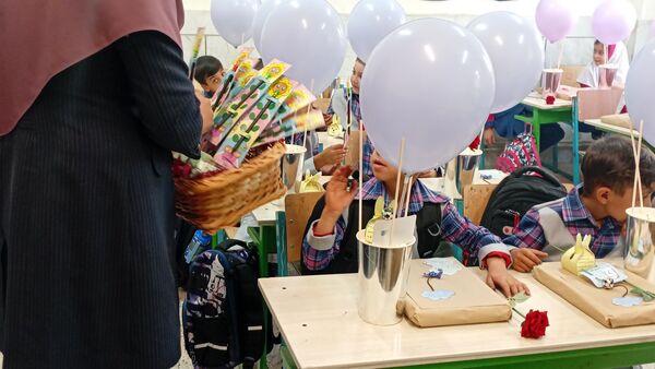 شکوفه‌های مهر در مارکده؛ دبستان سردار سلیمانی میزبان جشن جوانه‌ها