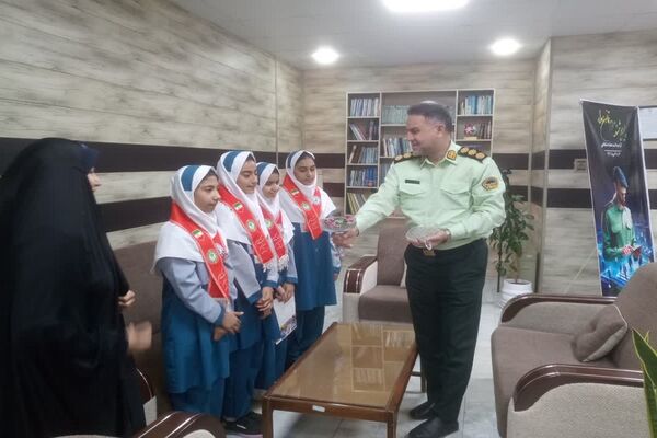 اهدای گل دانش‌آموزان شادگانی به تامین‌‌کنندگان آسایش و امنیت در جامعه