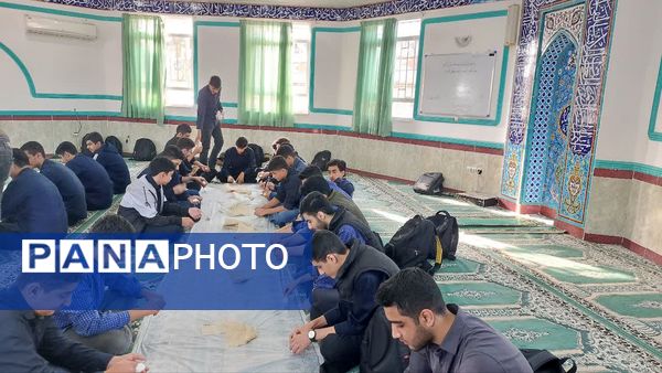 برگزاری نماز جماعت و زیارت عاشورا در دبیرستان شاهد