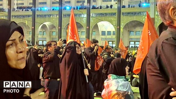 رسم وداع  با پیکر مطهر امام قائد
