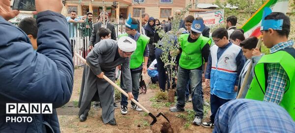 پویش ملی کاشت «نهال امید» در مدرسه نیک‌نژاد ناحیه 4 کرج 