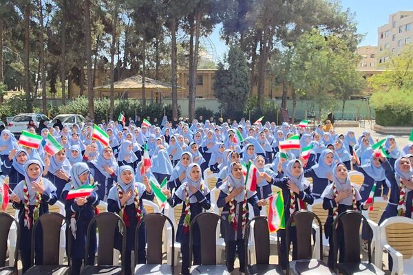 جشن عاطفه‌ها؛ لبریز از مهربانی در دبستان دخترانه قدر بهارستان ۲