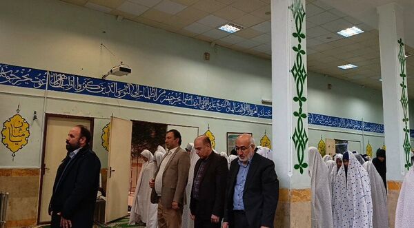 همخوانی سرود «ایرانمون» در دبیرستان حضرت معصومه (س) ناحیه 4 کرج 