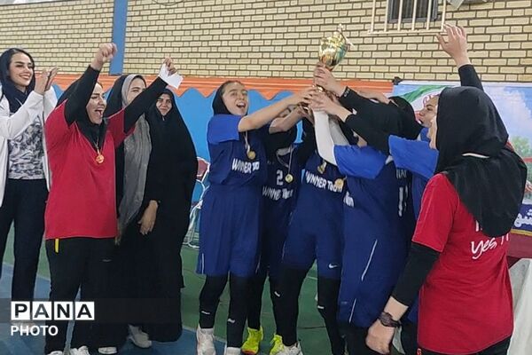 رقابت دختران در مسابقات مینی‌ والیبال شهرستان شهریار
