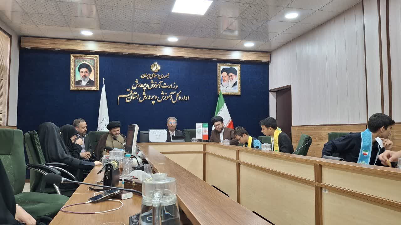 نشست مشترک اعضای مجمع و شورای دانش آموزی قم با مسئولان اداره کل آموزش و پرورش