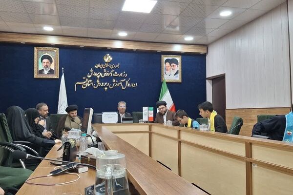 نشست مشترک اعضای مجمع و شورای دانش آموزی قم با مسئولان اداره کل آموزش و پرورش
