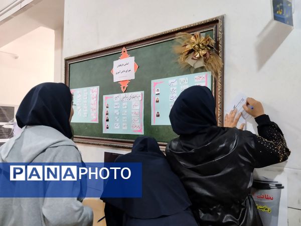 جلوه‌هایی از انتخابات شورای دانش‌آموزی در دبیرستان فرزانگان قم