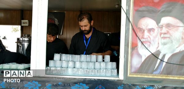 خدمت‌رسانی موکب سیمان آبیک در مسیر زائران؛ همراهی خادمان در پذیرایی و بدرقه