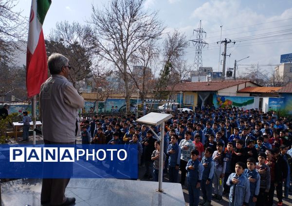 نواختن زنگ انقلاب در دبستان امام حسن (ع) مصلی نژاد ناحیه دو 
