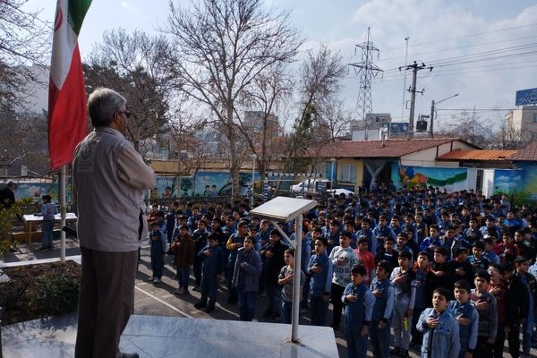 نواختن زنگ انقلاب در دبستان امام حسن (ع) مصلی نژاد ناحیه دو 