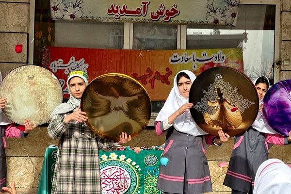 حضور پر شور دانش آموزان ناحیه دو شهرری در جشن نیمه شعبان و ایرانمون