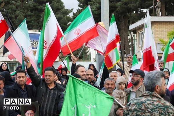 تشکیل زنجیره انسانی اطراف نیروگاه حرارتی برق مشهد
