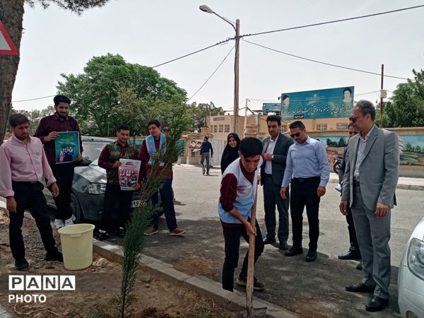 مسئولین اداره آموزش و پرورش کاشمر دو نهال بر زمین نهادند