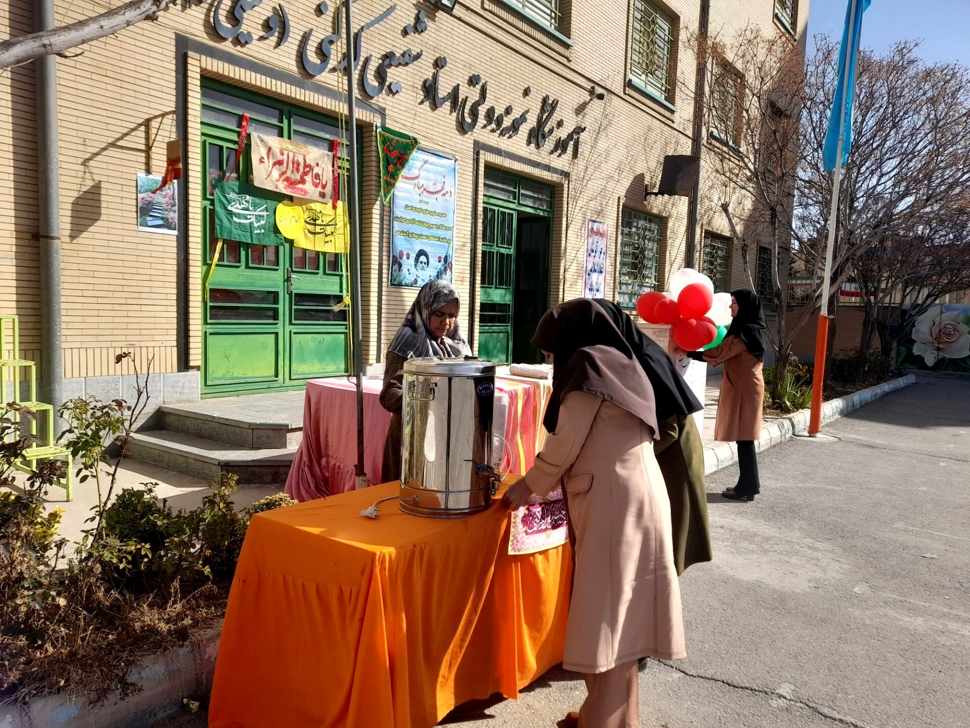 برپایی چایخانه به مناسبت میلاد امام عصر(عج)در دبیرستان نمونه وکیلی ۱۰