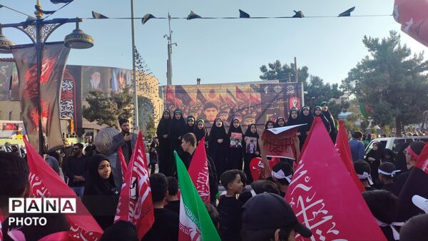 «باید برخاست» در اراک طنین‌انداز شد؛ پیام حماسه رهبر شهید به نسل نوجوان رسید