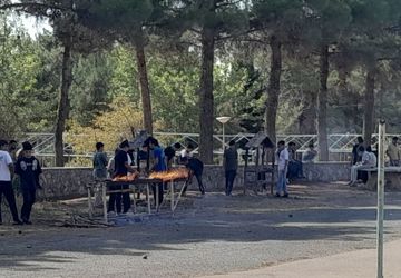 خودکفایی در آشپزی؛ دانش‌آموزان جوجه را از زغال تا سفره رساندند