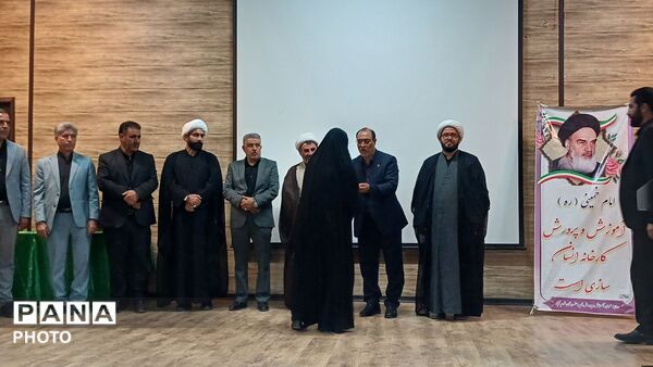 تجلیل از فرهنگیان و دانش‌ آموزان فعال قرآن، عترت و نماز