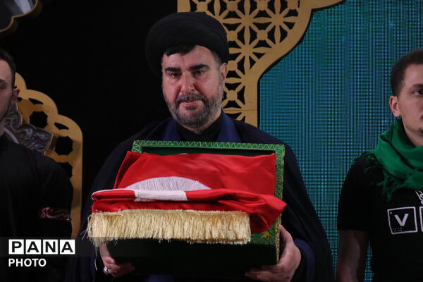 پرچم حرم حضرت زینب در میان شیعیان عزادار سوریه