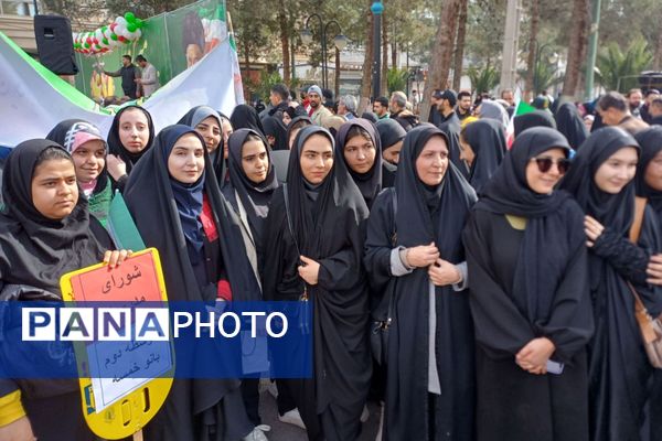 حضور دانش‌آموزان دبیرستان بانوخمسه در راهپیمایی22 بهمن رباط‌کریم 