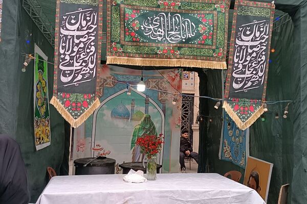 پیشوا غرق در نور نیمه شعبان