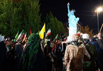 حضور پرشور نوجوانان و دانش آموزان در مراسم چهلم رهبر شهید 