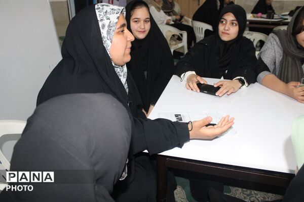 پاتوق دختران نوجوان مبارز در سملقان 