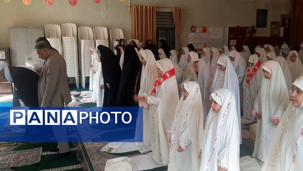 نماز جماعت در دبستان شهید رجبی۲ با حضور مسئولان اداره آموزش و پرورش ناحیه 6