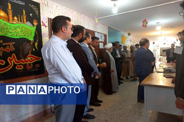 مشارکت حداکثری مردم شهیدپرور شهر تیتکانلو بخش خبوشان پای صندوق‌های رأی 