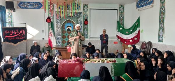 وداع دانش‌آموزان هنرستان الزهرا با پیکر مطهر شهید گمنام