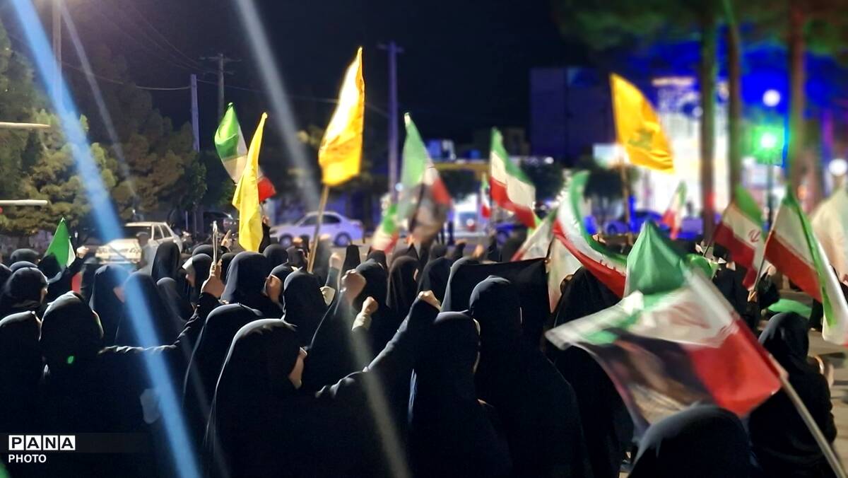حضور پیوسته مردم در تجمعات شبانهِ میدان اصلی شهر رشتخوار