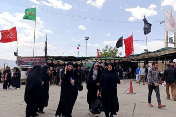 بدرقه پرشور زائران کربلا با نوای گروه سرود نسیم صبا در موکب ابوالفضل (ع)