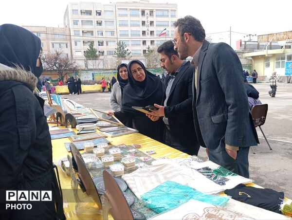 بازارچه کسب و کار دانش آموزی در دبیرستان افشار نژاد ناحیه پنج مشهد