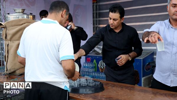 موکب آموزش و پرورش درحال خدمت‌رسانی به زائران مراسم تشییع  رهبر شهید انقلاب