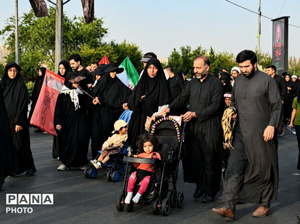 چشم‌های گریان نوجوانان در سوگ پدر امت