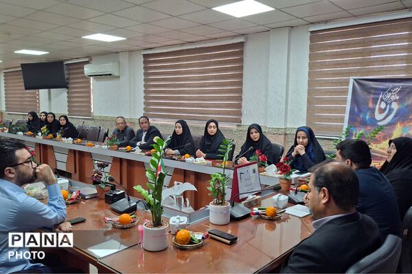 تجلیل از مدیران منتخب برگزارکننده دوره کوتاه‌مدت دوزبانه و مربیان مناطق کم برخوردار