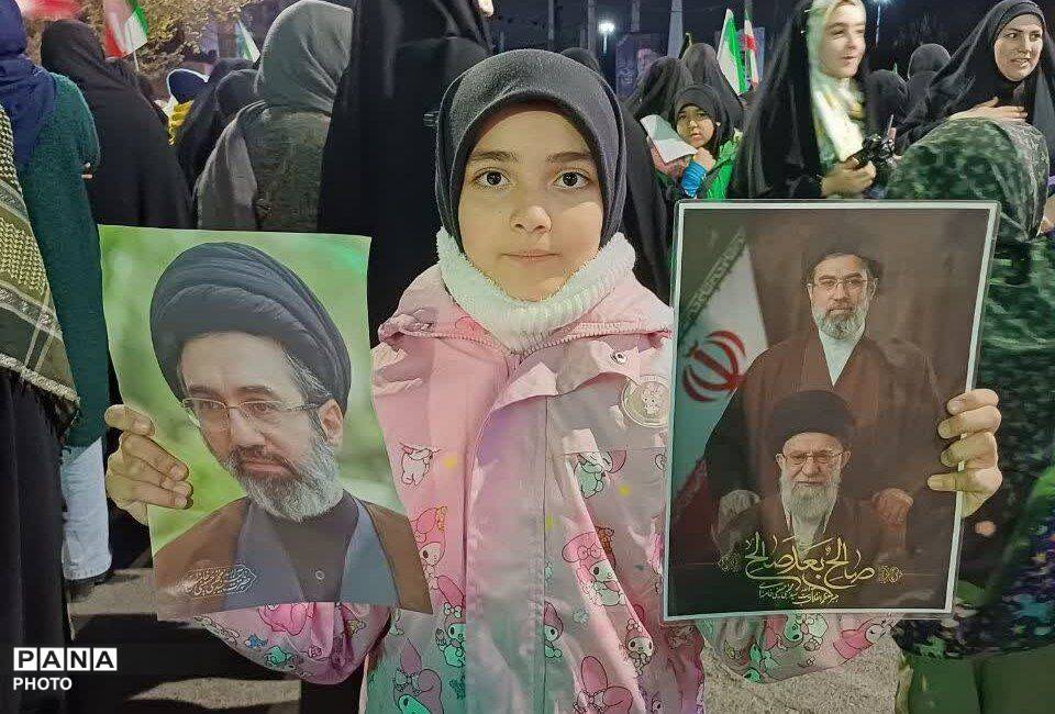 حضور کودکان غیور دهه نودی در راهپیمایی هر شب
