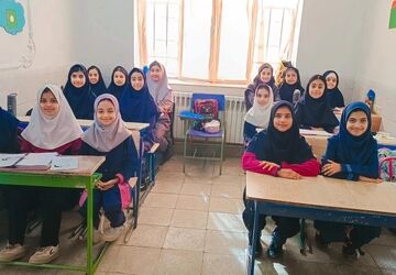 عکس یادگاری دانش آموزان پایه ششم دبستان امامت سرخس