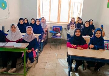 عکس یادگاری دانش آموزان پایه ششم دبستان امامت سرخس