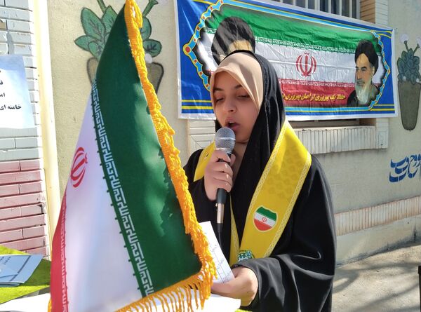 نواختن زنگ انقلاب در دبیرستان بنت‌الهدی صدر رضویه