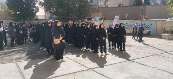 دانش‌آموزان دبیرستان نمونه فضیلت با شوروشوق به استقبال سال تحصیلی جدید رفتند