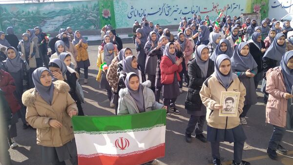جلوه‌ای از همدلی و عشق به وطن در مدرسه والدین ۲ آناخاتون همزمان با زنگ انقلاب