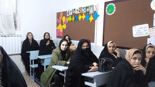 جلسه انجمن اولیا و ارائه کارنامه های هشدار به والدین در مدرسه شهید نجفی فدافن