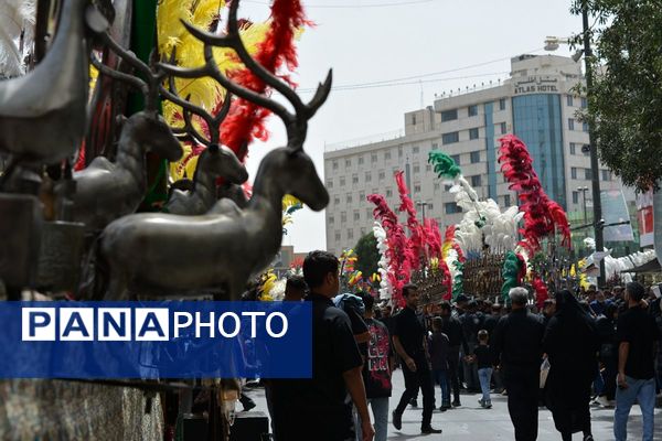 پرچم‌های عزا بر فراز حرم امام رضا(ع)