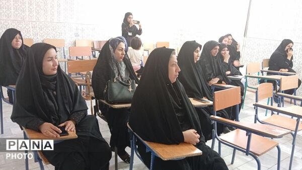 برگزاری جلسه آموزش خانواده در دبیرستان مکتب‌ الزهرا (س)