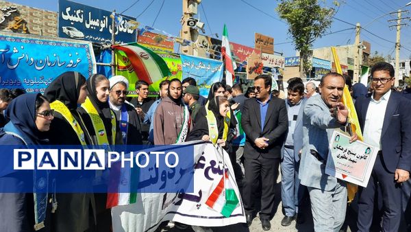 حضور پرشور مردم و دانش‌آموزان یاسوج در راهپیمایی یوم‌الله ۱۳ آبان