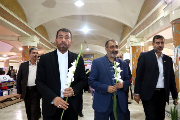 عطر افشانی مزار مطهر شهدای فرهنگی و دانش‌آموز شهرستان بوشهر  